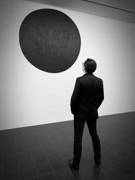 Figure before a black circle